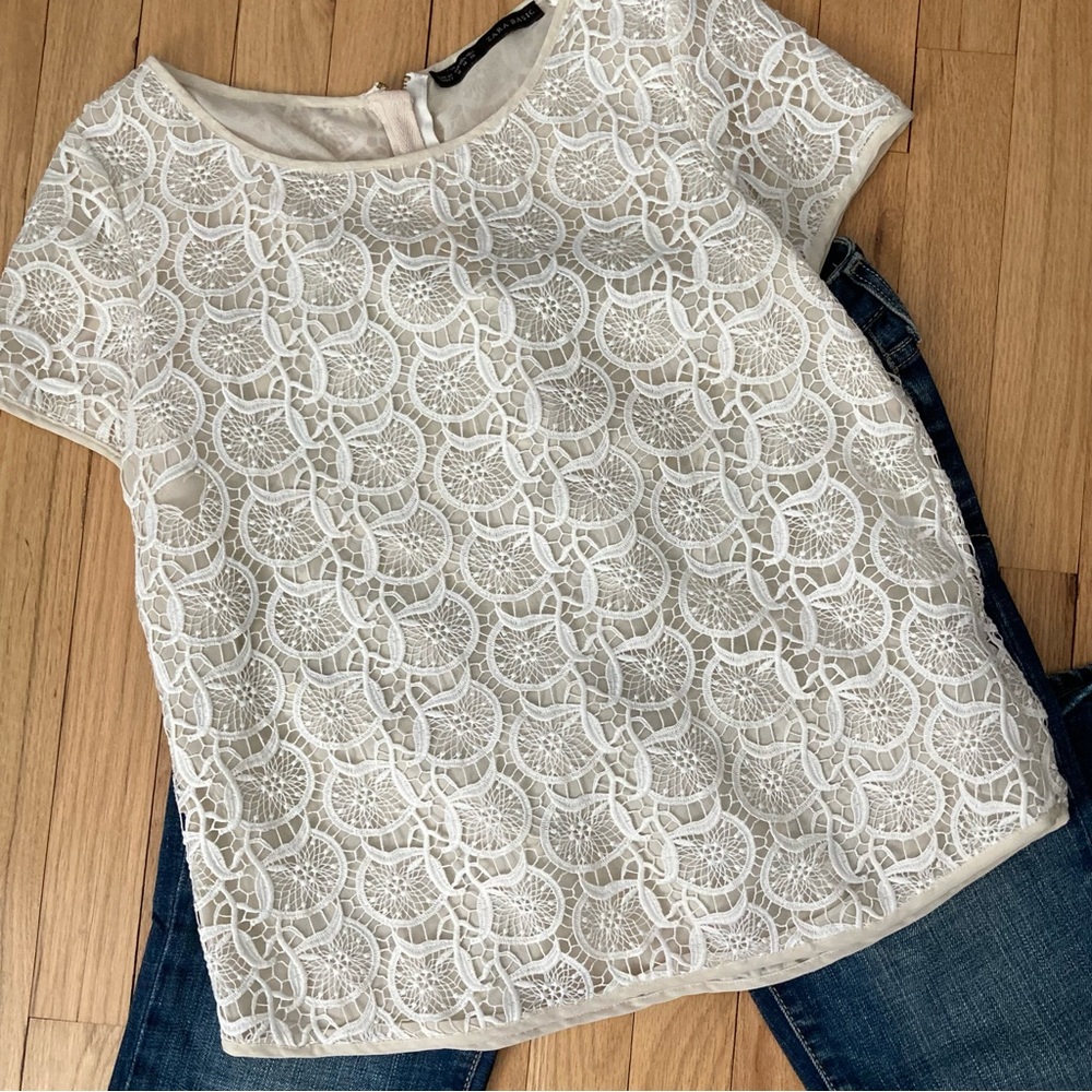 EUC Zara short sleeve lace top exposed back zipper. Off White. Size Medium.